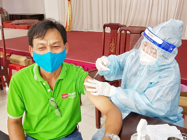 Tăng tốc tiêm vaccine phòng COVID-19 tại ĐBSCL - Ảnh 2.