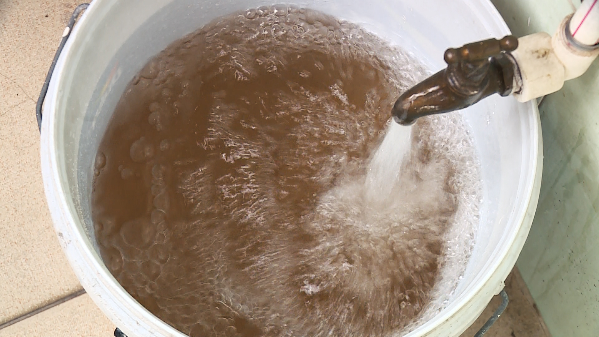 H&agrave; Nội: H&agrave;ng trăm hộ d&acirc;n khốn khổ v&igrave; nước sinh hoạt &ldquo;bẩn&rdquo; - Ảnh 1.