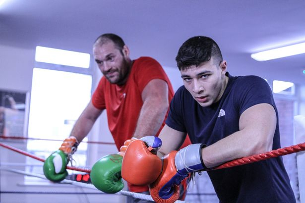 Tyson Fury sẵn sàng huấn luyện cho em trai thượng đài - Ảnh 1.