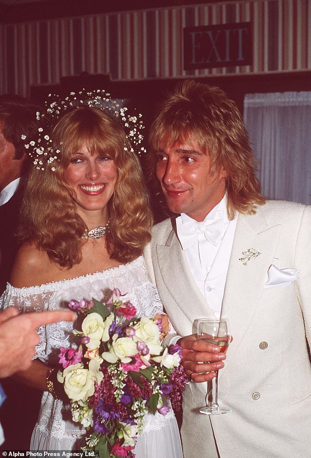 Rod Stewart thú nhận hôn nhân đầu tiên đổ vỡ do mê tiệc tùng
