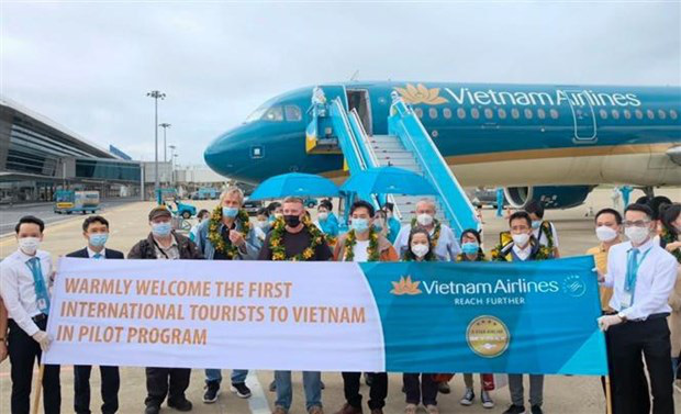 
Welcome first international tourists to Vietnam in pilot programme at Da Nang international airport (Photo: VNA)
