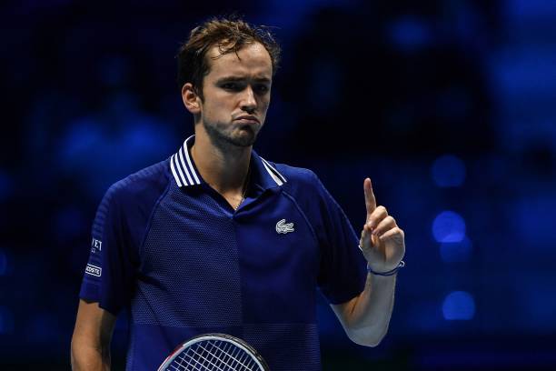 ATP Finals | Daniil Medvedev giành chiến thắng kịch tính trước Jannik Sinner - Ảnh 2.