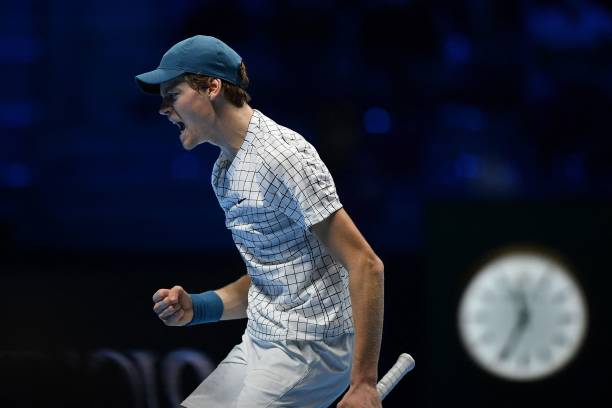 ATP Finals | Daniil Medvedev giành chiến thắng kịch tính trước Jannik Sinner - Ảnh 1.