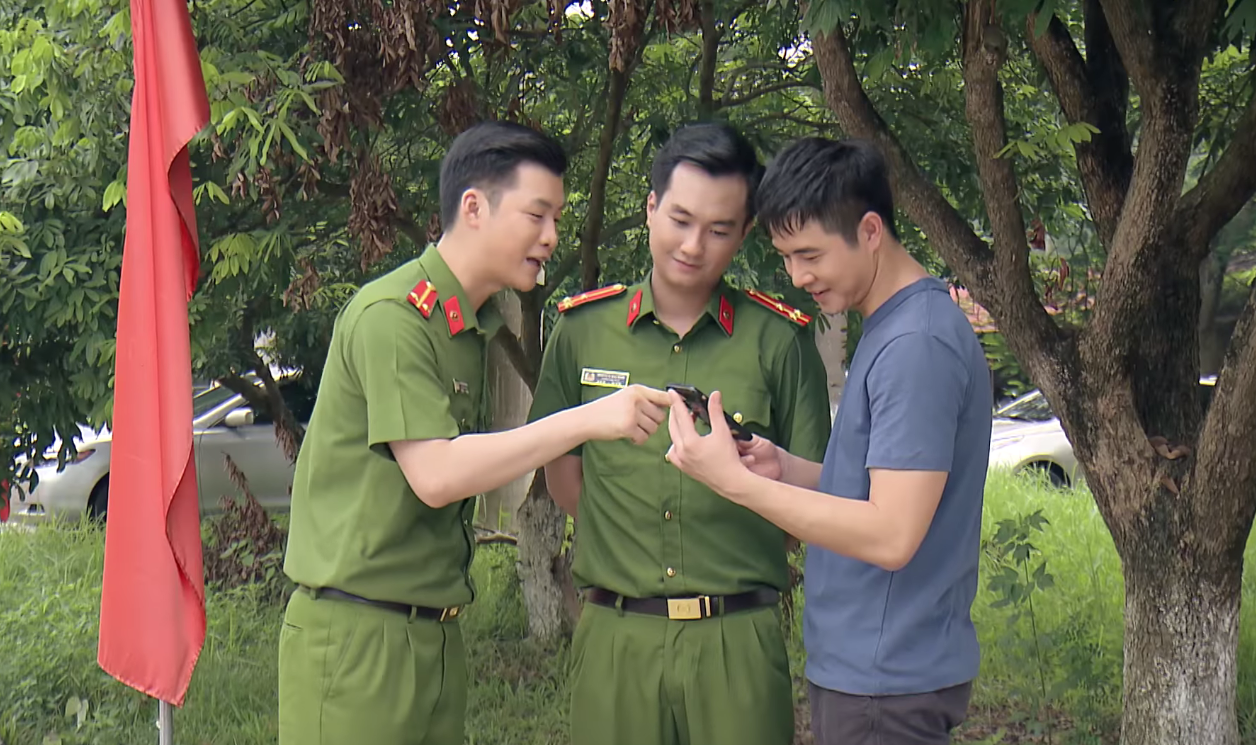 Phố trong l&agrave;ng - Tập 11: Nam vui mừng v&igrave; group c&ocirc;ng an x&atilde; được người d&acirc;n hưởng ứng - Ảnh 1.