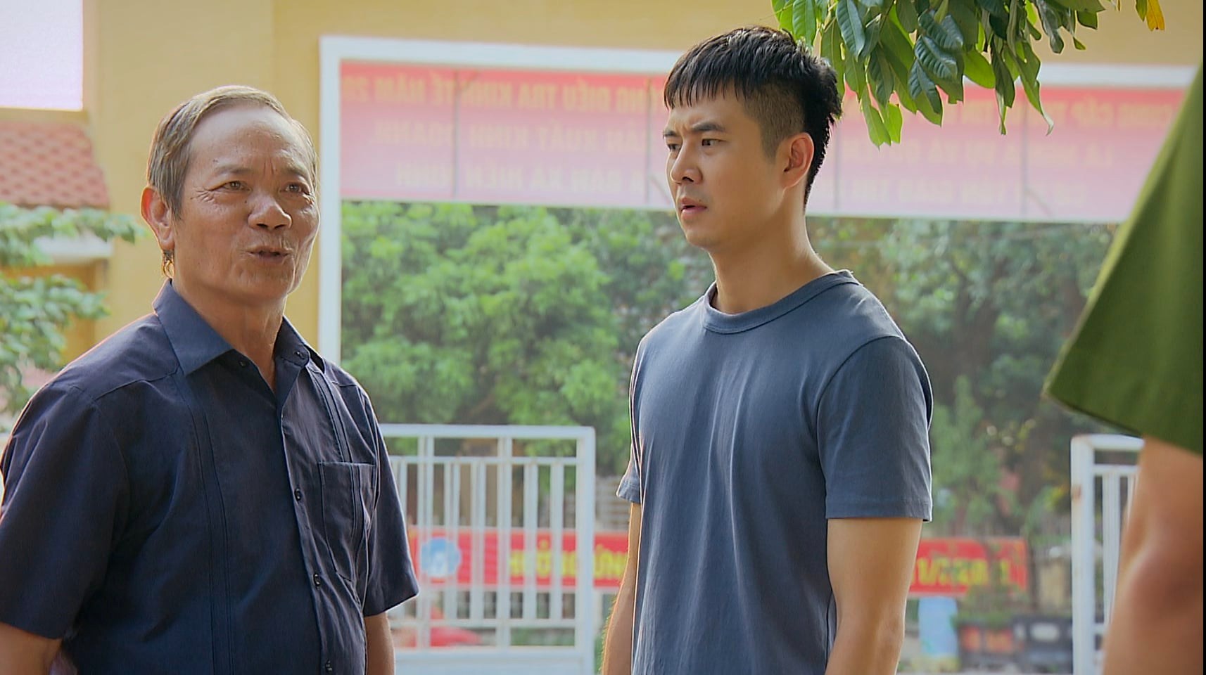 Phố trong l&agrave;ng - Tập 11: Bố Đ&ocirc;ng đến tận nơi bắt con trai chuyển c&ocirc;ng t&aacute;c - Ảnh 5.