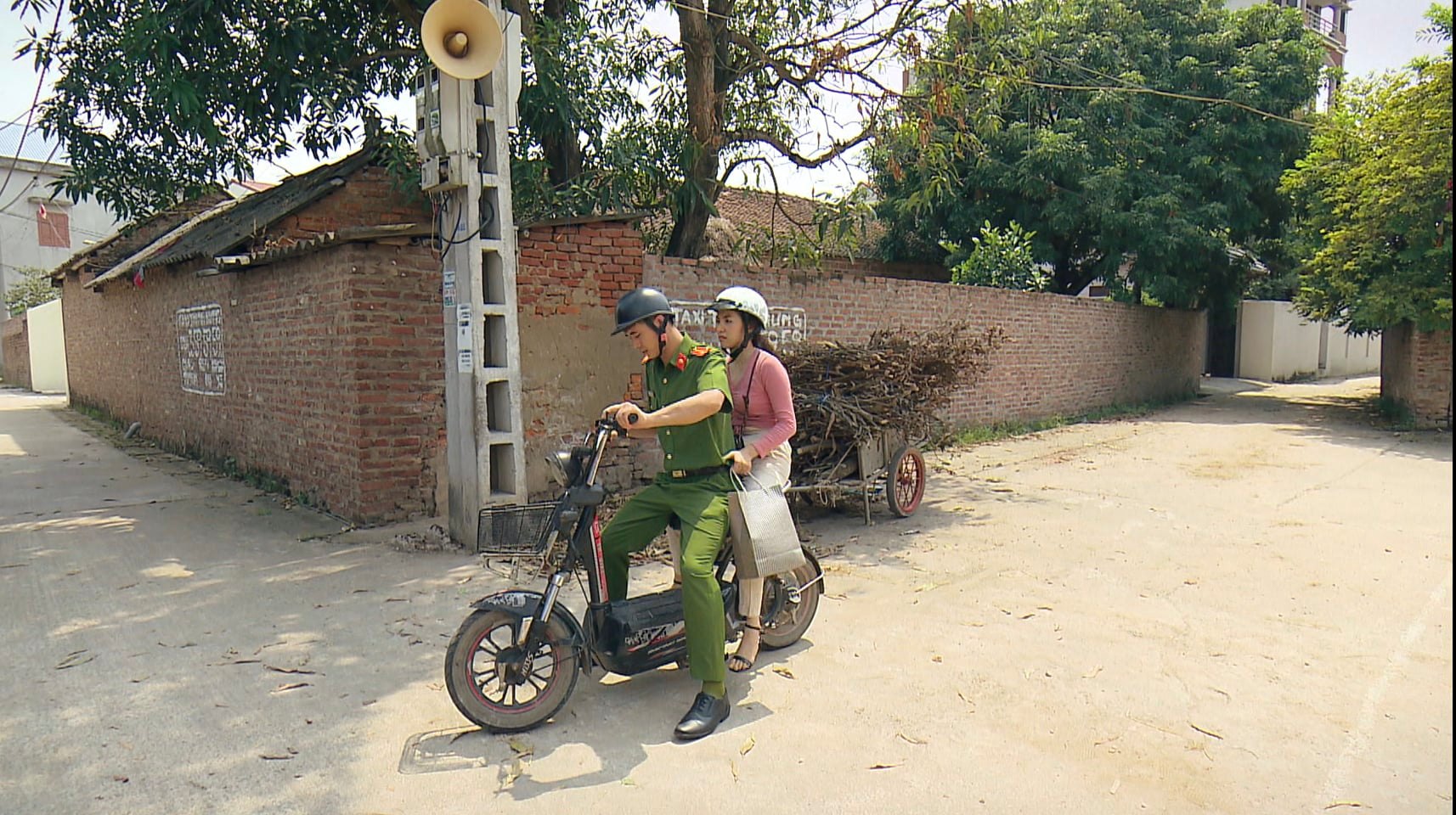 Phố trong l&agrave;ng - Tập 11: Bố Đ&ocirc;ng đến tận nơi bắt con trai chuyển c&ocirc;ng t&aacute;c - Ảnh 9.