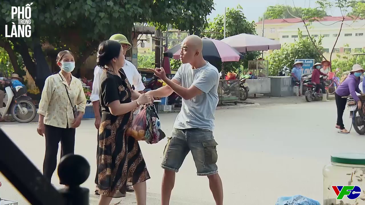 Phố trong l&agrave;ng - Tập 14: B&agrave; M&acirc;y c&oacute; b&aacute;n đứng Ngọc? - Ảnh 7.