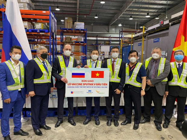 
Russian Ambassador to Vietnam Gennady Bezdetko (third from left) hands over a batch of Sputnik V vaccine to Deputy Minister of Health Tran Van Thuan (fourth from left). (Photo: VNA)
