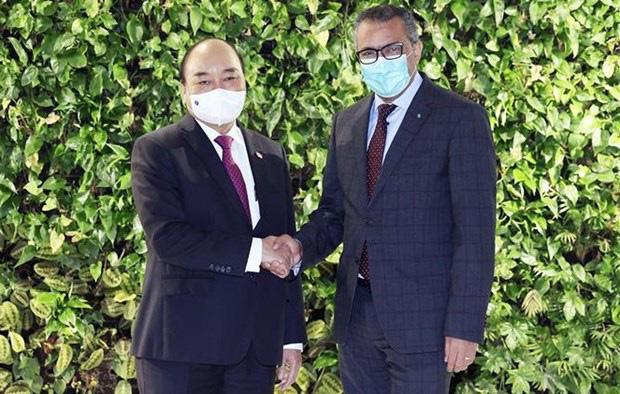
President Nguyen Xuan Phuc (left) shakes hands with Director-General Tedros Adhanom Ghegreyesus. (right). (Photo: VNA)
