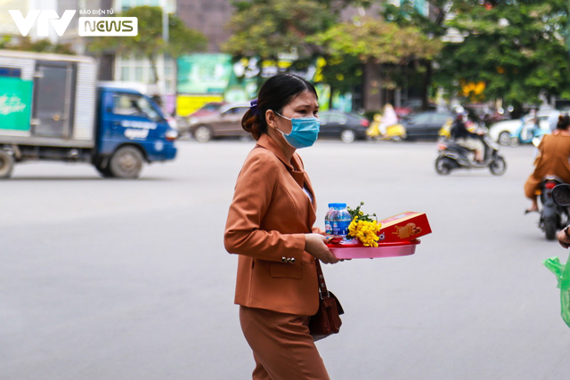 Đền ch&ugrave;a chưa đ&oacute;n kh&aacute;ch, người d&acirc;n vẫn đến v&aacute;i vọng cầu b&igrave;nh an - Ảnh 1.