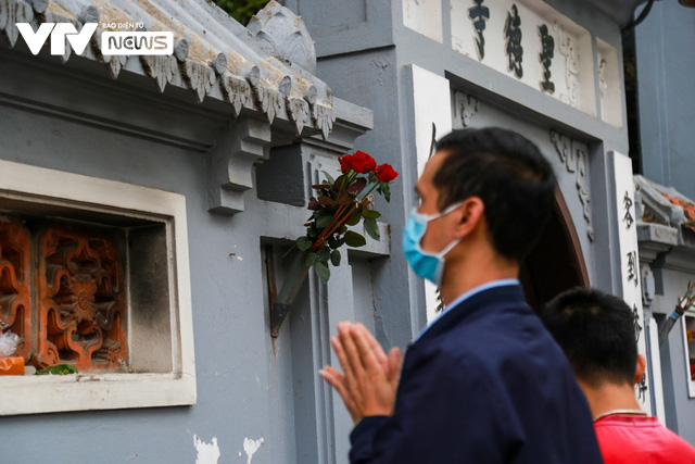 Đền ch&ugrave;a chưa đ&oacute;n kh&aacute;ch, người d&acirc;n vẫn đến v&aacute;i vọng cầu b&igrave;nh an - Ảnh 2.