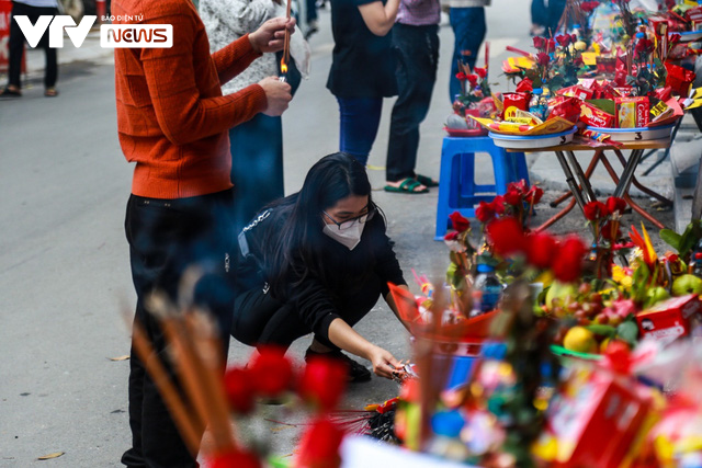 Đền ch&ugrave;a chưa đ&oacute;n kh&aacute;ch, người d&acirc;n vẫn đến v&aacute;i vọng cầu b&igrave;nh an - Ảnh 3.