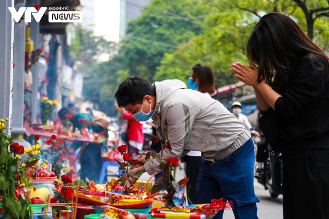 Đền ch&ugrave;a chưa đ&oacute;n kh&aacute;ch, người d&acirc;n vẫn đến v&aacute;i vọng cầu b&igrave;nh an - Ảnh 4.