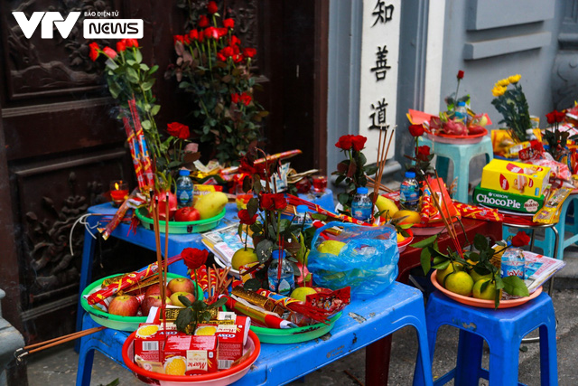 Đền ch&ugrave;a chưa đ&oacute;n kh&aacute;ch, người d&acirc;n vẫn đến v&aacute;i vọng cầu b&igrave;nh an - Ảnh 5.