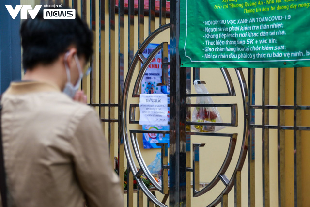 Đền ch&ugrave;a chưa đ&oacute;n kh&aacute;ch, người d&acirc;n vẫn đến v&aacute;i vọng cầu b&igrave;nh an - Ảnh 6.