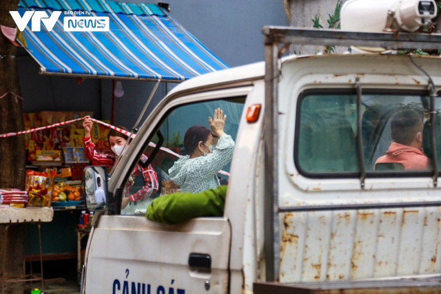 Đền ch&ugrave;a chưa đ&oacute;n kh&aacute;ch, người d&acirc;n vẫn đến v&aacute;i vọng cầu b&igrave;nh an - Ảnh 9.