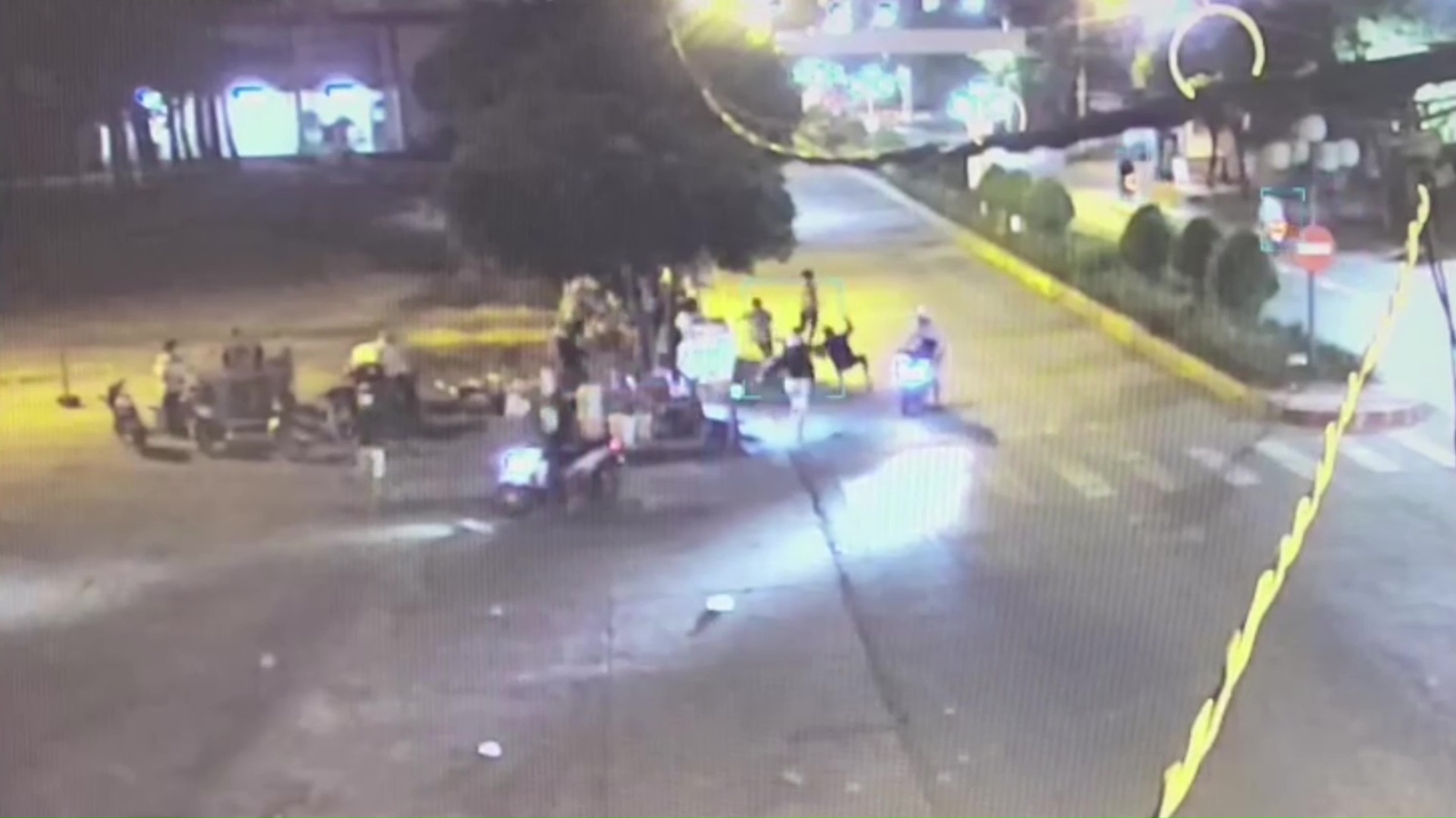 Bắt giam 5 đối tượng chém đứt lìa bàn tay một thanh niên do nhầm - Ảnh 2. Bắt giam 5 đối tượng chém đứt lìa bàn tay một thanh niên do nhầm - Ảnh 2.