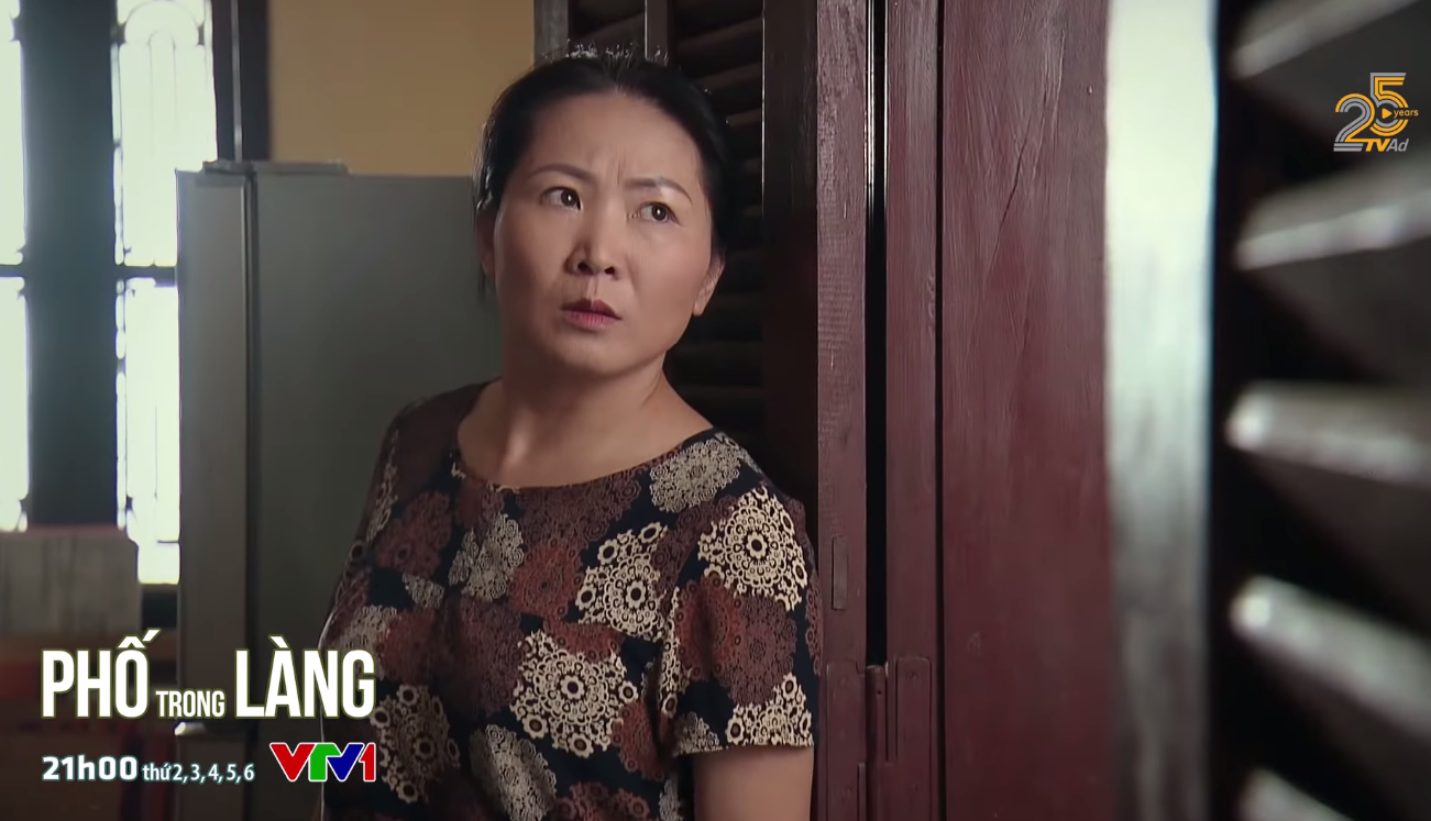 Phố trong l&agrave;ng - Tập 25: Vợ &ocirc;ng Trung nh&igrave;n thấy cảnh chồng &eacute;p Mến nhận tội - Ảnh 1.