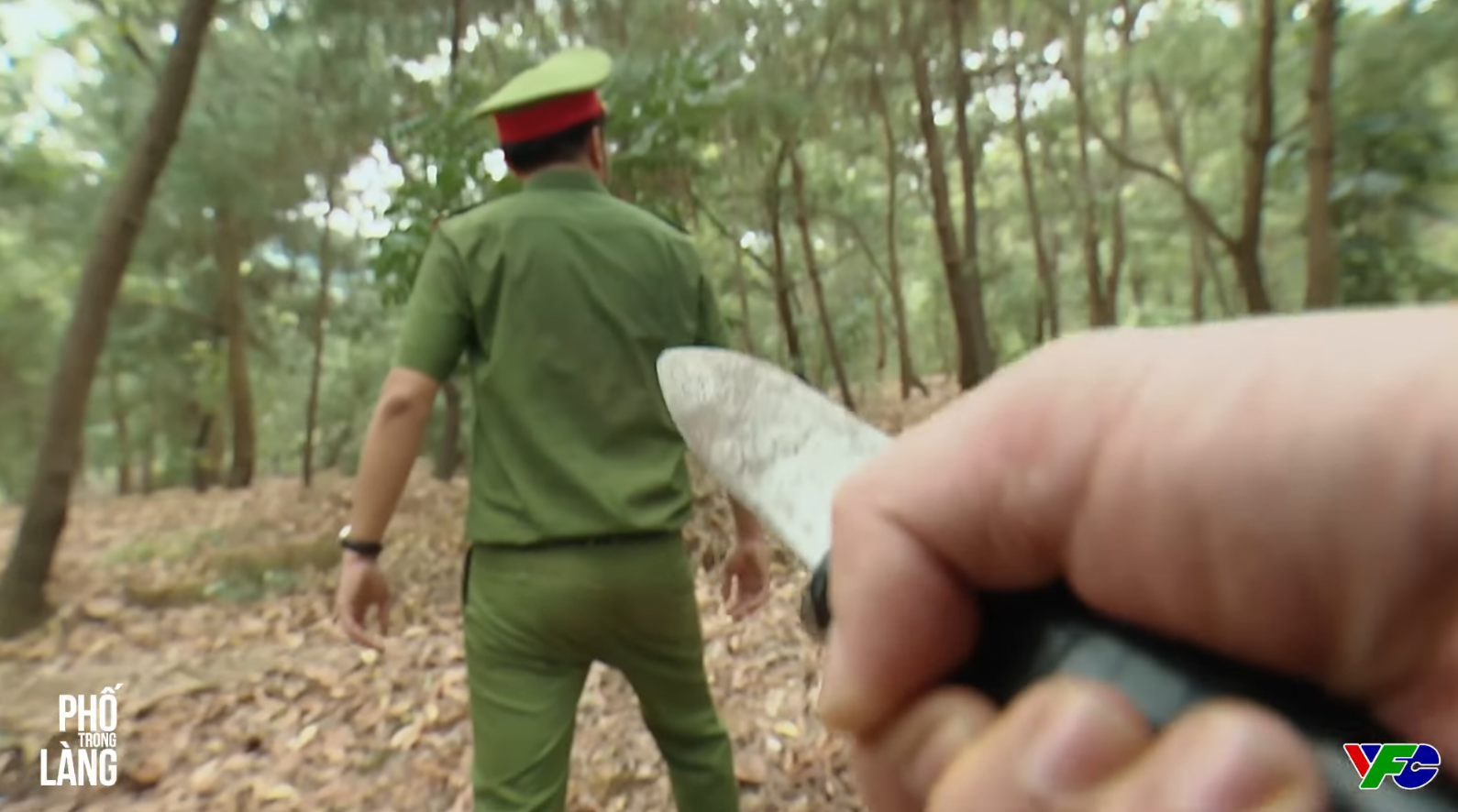 Phố trong l&agrave;ng - Tập 29: Đ&ocirc;ng bị đ&acirc;m trọng thương khi đỡ một nh&aacute;t dao cho Nam - Ảnh 1.