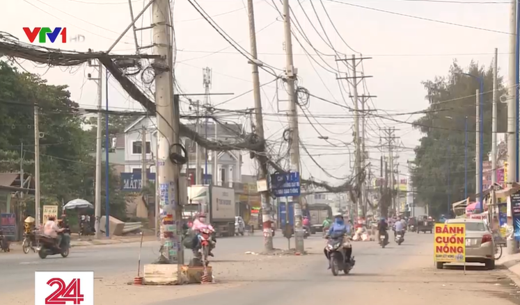 Hơn 500 trụ điện “mọc” giữa đường - Ảnh 1. Hơn 500 trụ điện “mọc” giữa đường - Ảnh 1.