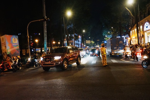 TP Hồ Chí Minh nhộn nhịp đêm Giáng sinh, người dân lâu rồi mới lại thấy kẹt xe - Ảnh 10.