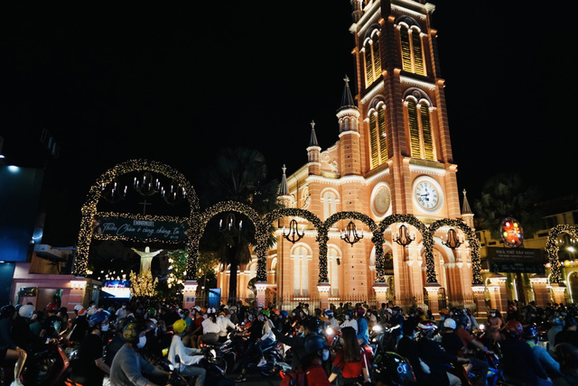 TP Hồ Chí Minh nhộn nhịp đêm Giáng sinh, người dân lâu rồi mới lại thấy kẹt xe - Ảnh 11.