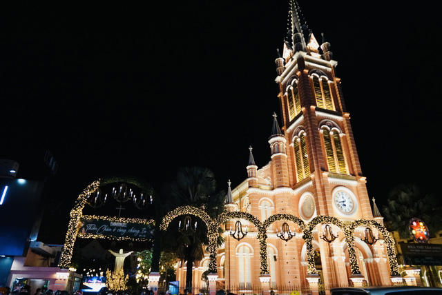 TP Hồ Chí Minh nhộn nhịp đêm Giáng sinh, người dân lâu rồi mới lại thấy kẹt xe - Ảnh 13.