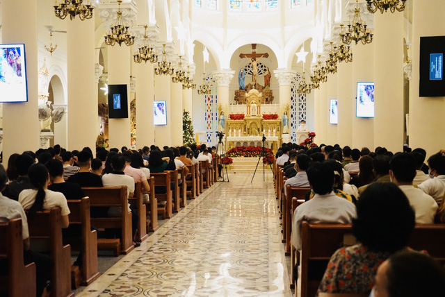 TP Hồ Chí Minh nhộn nhịp đêm Giáng sinh, người dân lâu rồi mới lại thấy kẹt xe - Ảnh 14.