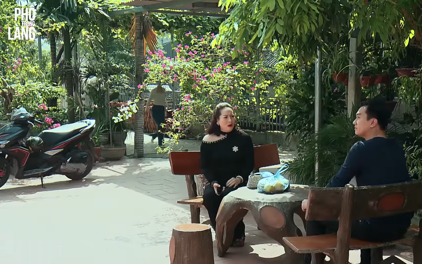 Phố trong làng - Tập 34: Bà Mây ngỏ ý mua nhà cho con gái trước mặt Nam - Ảnh 1. Phố trong làng - Tập 34: Bà Mây ngỏ ý mua nhà cho con gái trước mặt Nam - Ảnh 1.