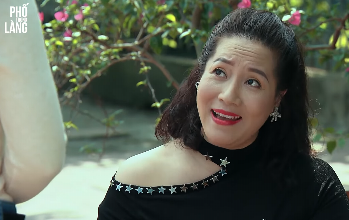 Phố trong làng - Tập 34: Bà Mây ngỏ ý mua nhà cho con gái trước mặt Nam - Ảnh 4. Phố trong làng - Tập 34: Bà Mây ngỏ ý mua nhà cho con gái trước mặt Nam - Ảnh 4.