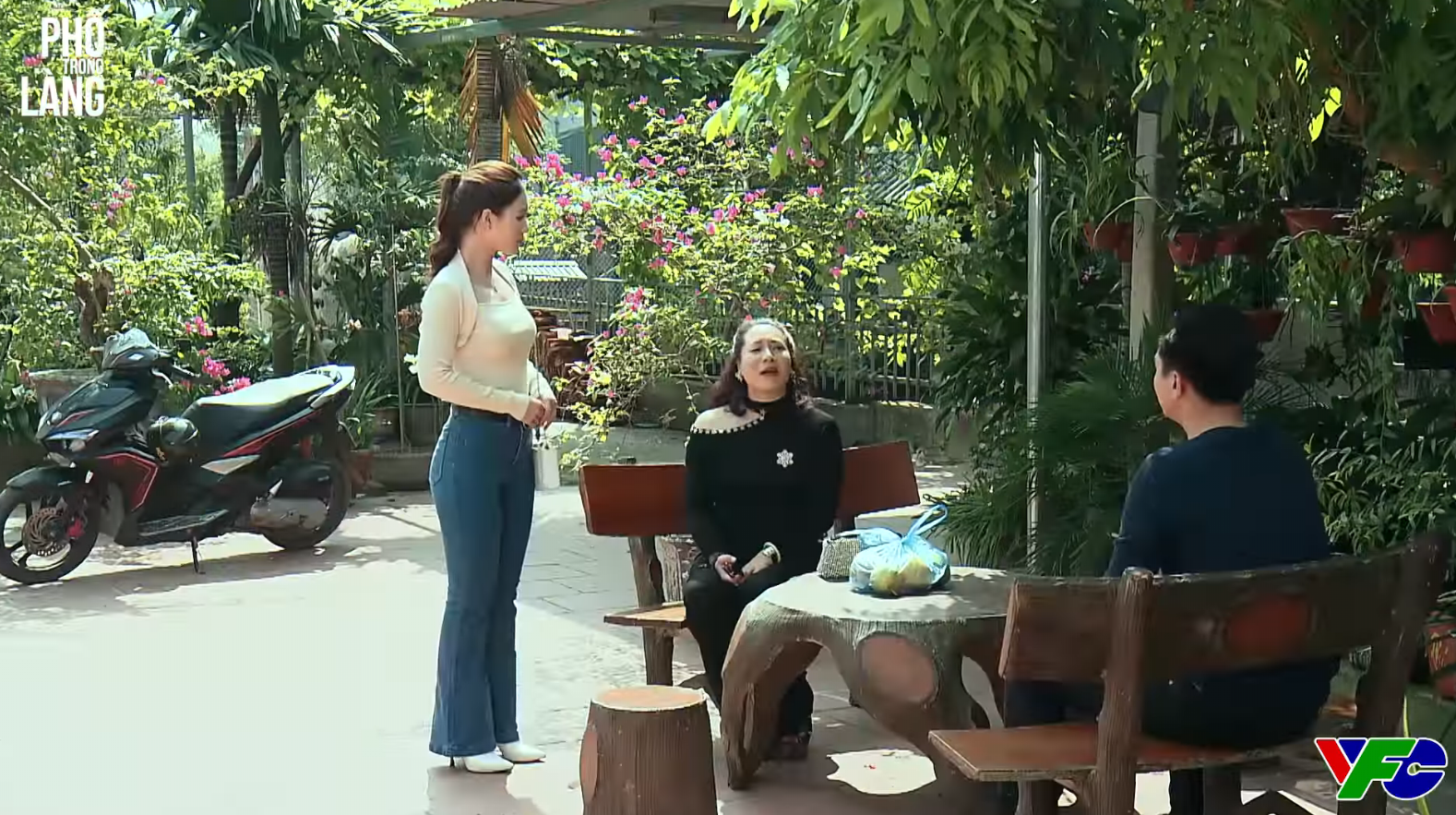 Phố trong làng - Tập 34: Bà Mây ngỏ ý mua nhà cho con gái trước mặt Nam - Ảnh 3. Phố trong làng - Tập 34: Bà Mây ngỏ ý mua nhà cho con gái trước mặt Nam - Ảnh 3.