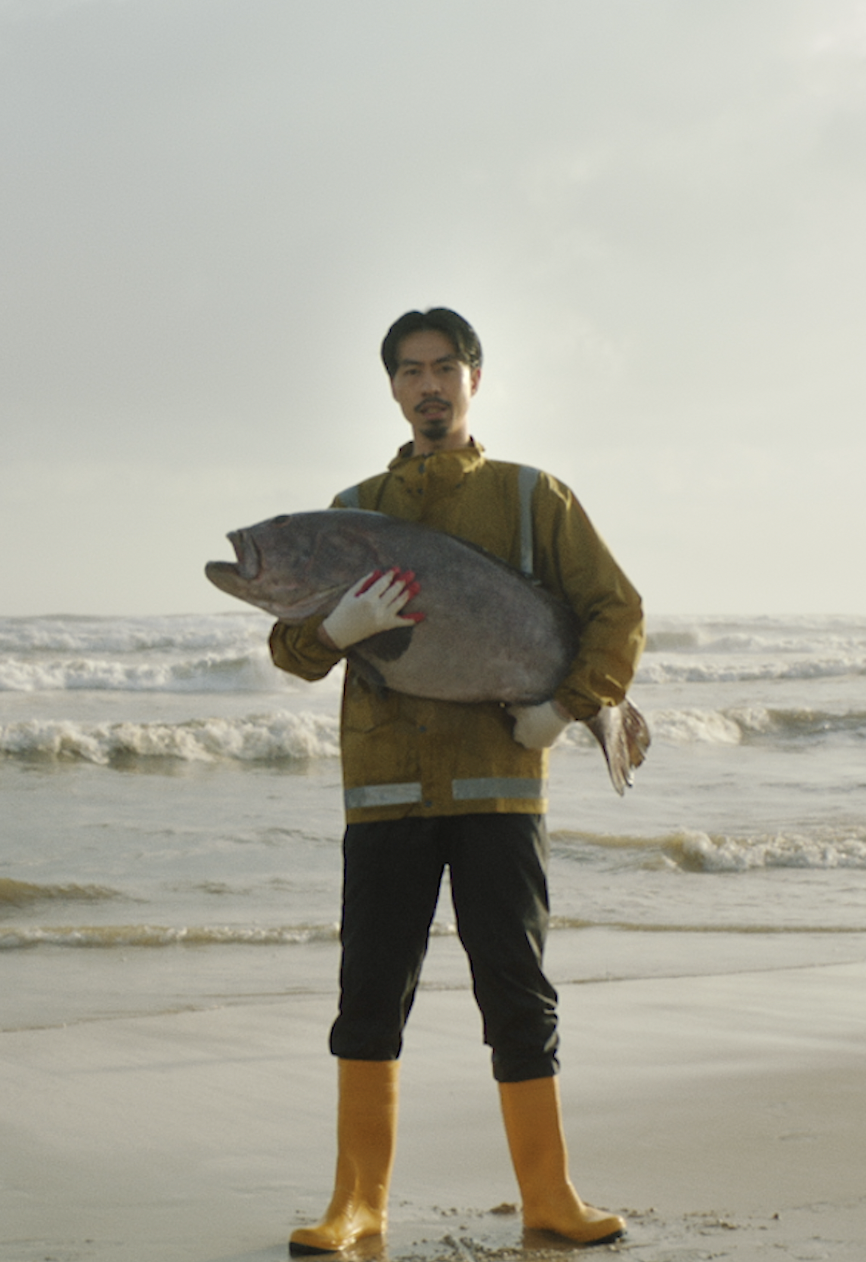 Đen bắt tay Nguy&ecirc;n Thảo tung MV mới v&agrave;o cuối năm, &ocirc;m c&aacute; rap ở biển - Ảnh 1.