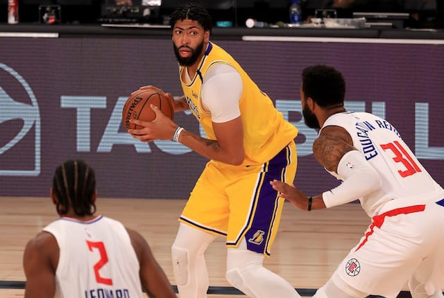 Los Angeles Lakers lo ngại tình trạng của Anthony Davis - Ảnh 1.