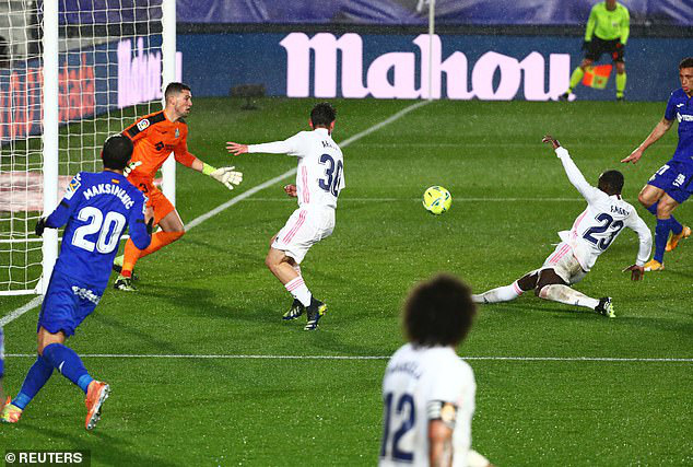 Real Madrid 2-0 Getafe: Real chiếm ngôi nhì bảng từ tay Barca - Ảnh 2.