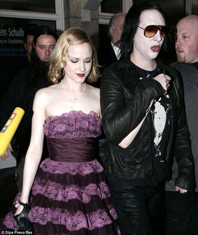 Trước khi tố bị lạm dụng và bạo hành, tình cũ của rocker Marilyn Manson nói gì? - Ảnh 2. Trước khi tố bị lạm dụng và bạo hành, tình cũ của rocker Marilyn Manson nói gì? - Ảnh 2.