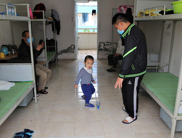 Chăm sóc người khiếm thị trong khu cách ly - Ảnh 1. Chăm sóc người khiếm thị trong khu cách ly - Ảnh 1.