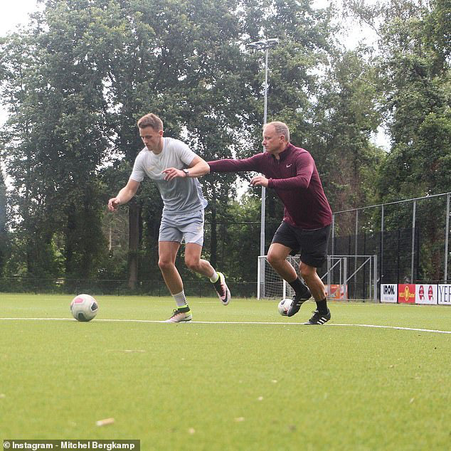 Con trai huyền thoại Dennis Bergkamp nối nghiệp cha - Ảnh 1. Con trai huyền thoại Dennis Bergkamp nối nghiệp cha - Ảnh 1.