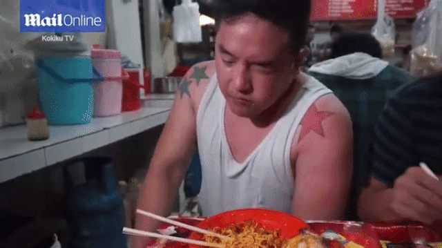 Mỳ tử thần khiến thực khách bị điếc tạm thời trong vài phút - Ảnh 2. Mỳ tử thần khiến thực khách bị điếc tạm thời trong vài phút - Ảnh 2.