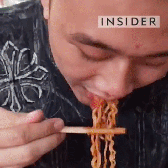 Mỳ tử thần khiến thực khách bị điếc tạm thời trong vài phút - Ảnh 3. Mỳ tử thần khiến thực khách bị điếc tạm thời trong vài phút - Ảnh 3.