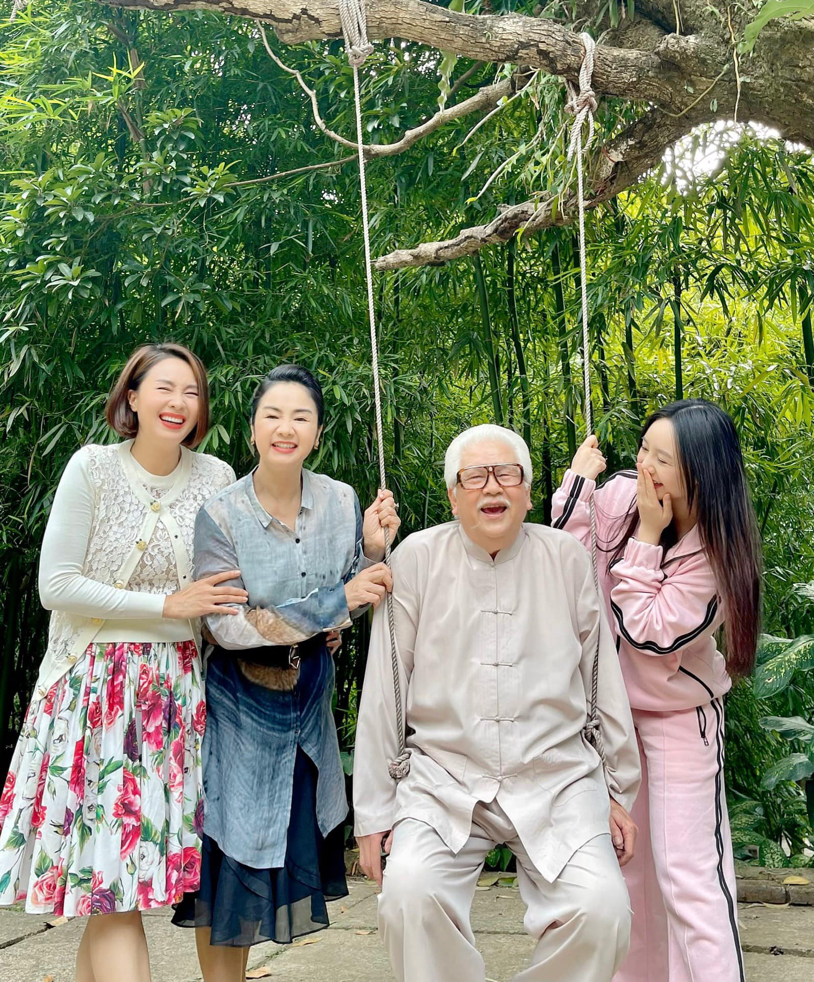 Loạt đồ xứng danh tiểu thư &uacute;t họ Cao Hướng dương ngược nắng - Ảnh 22.