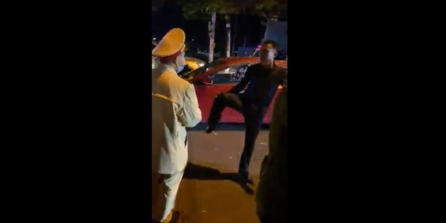 Xử l&yacute; người đ&agrave;n &ocirc;ng cố t&igrave;nh khi&ecirc;u kh&iacute;ch cảnh s&aacute;t giao th&ocirc;ng - Ảnh 2.