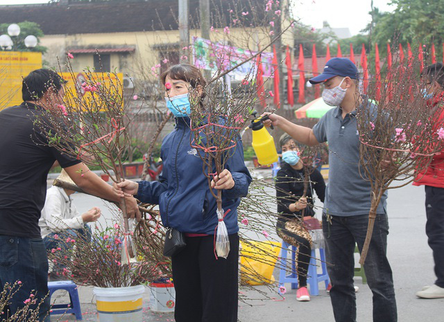 COVID-19 “tái xuất”: Dân buôn đồng loạt thanh lý, xả hàng, nghỉ Tết sớm - Ảnh 2.