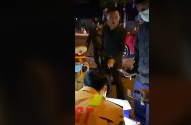 Xử l&yacute; người đ&agrave;n &ocirc;ng cố t&igrave;nh khi&ecirc;u kh&iacute;ch cảnh s&aacute;t giao th&ocirc;ng - Ảnh 1.