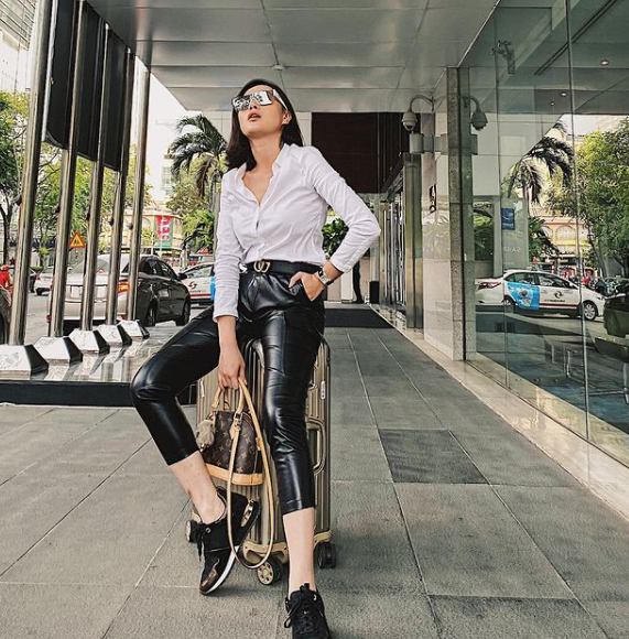 Học lỏm bí quyết diện đồ hè năng động, cá tính từ diễn viên Phương Oanh - Ảnh 3. Học lỏm bí quyết diện đồ hè năng động, cá tính từ diễn viên Phương Oanh - Ảnh 3.