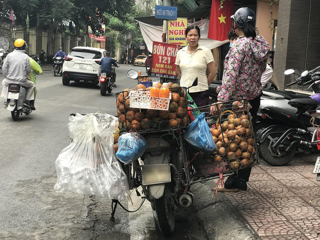 Túc tắc ngày vắt 3 tạ cam sành đóng chai, tiểu thương thu về tiền triệu - Ảnh 3.