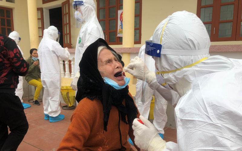 
Taking samples for SARS-CoV-2 testing in Chi Linh City (Hai Duong). (Photo: NDO)
