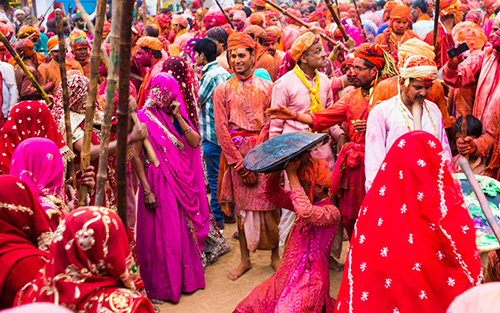 Người dân Ấn Độ đổ xô tham dự lễ hội Holi bất chấp nguy cơ lây lan dịch bệnh - Ảnh 1.