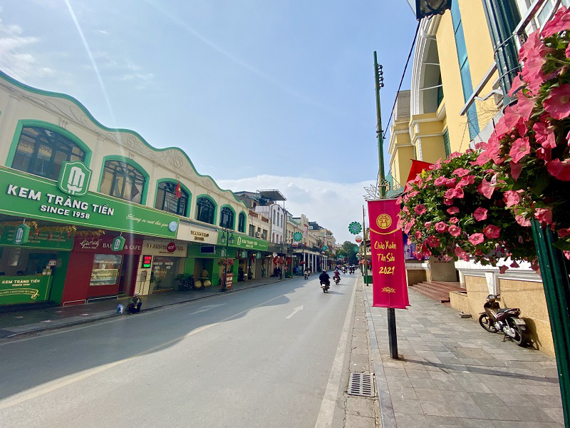 Trang Tien Street on a warm sunny day, bringing a plentiful of hope for the new year.