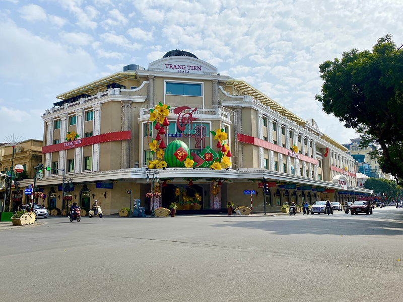 Trang Tien Shopping Mall is among the highly suggestible locations in Hanoi for the locals and visitors to take the best “Tetporary” snapshots.