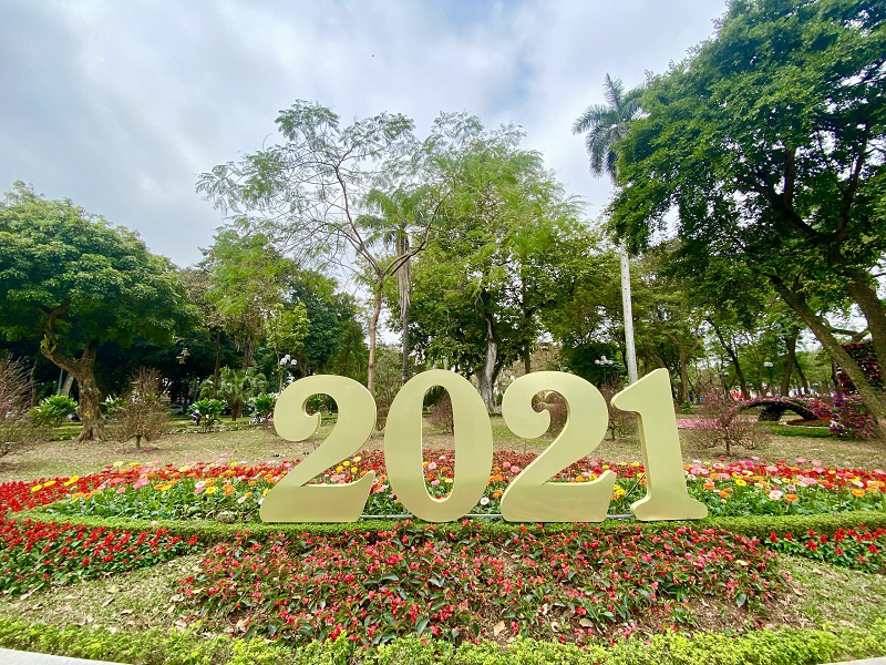 Ly Tu Trong flower garden is embellished by the symbolic number installation of the year: 2021.